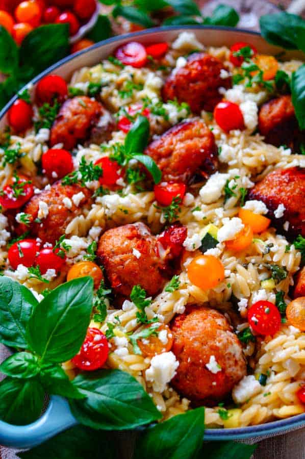 Lekker makkelijk recept voor Griekse pasta met gehaktballetjes, simpel en snel doordeweekse maaltijd voor op weekmenu. Eenvoudig eenpansgerecht met orzo pasta, groentjes, gehaktballetjes en feta. Alles in één pan, heerlijke dagelijkse kost