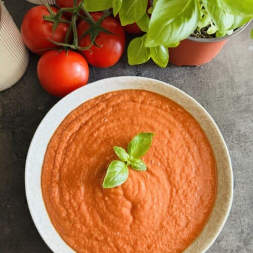 Lekker makkelijk recept voor De lekkerste tomatensaus, simpel en snelle basisbereiding. Gemaakt met de lekkerste tomaten, look, ui en smaakmakers. Het geheim is om de saus in de oven te maken, meer bepaald de groenten te roosteren.