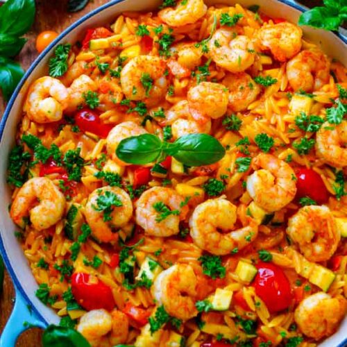 Lekker makkelijk recept voor Pasta met scampi en curry, simpel snel doordeweekse maaltijd voor op weekmenu. Een eenvoudige eenpanspasta met orzo, courgette, scampi en zachte curry. Klaar in amper 30min en alles in één pan.