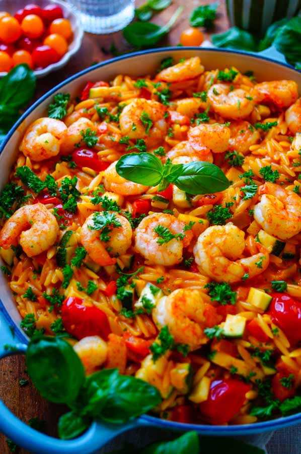 Lekker makkelijk recept voor Pasta met scampi en curry, simpel snel doordeweekse maaltijd voor op weekmenu. Een eenvoudige eenpanspasta met orzo, courgette, scampi en zachte curry. Klaar in amper 30min en alles in één pan.