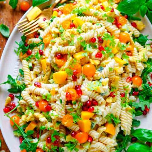 Lekker makkelijk recept voor Pastasalade met kip, mango en curry, simpel en snel doordeweekse maaltijd voor op weekmenu. Een frisse, lichte en zomerse pasta salade die klaar is in amper 30min. Pasta, gebakken kip, groentjes, mango en een gezonde curry mayonaise.