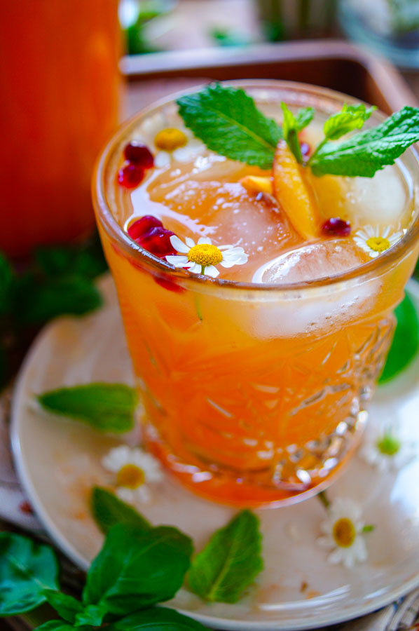 Lekker makkelijk recept voor Perzik Spritz, simpel en snel zomers drankje. Een heerlijke alcoholvrije mocktail op basis van perziken. Vergeet de aperol spritz, dit drankje wil je bij de volgende apero of borrel.