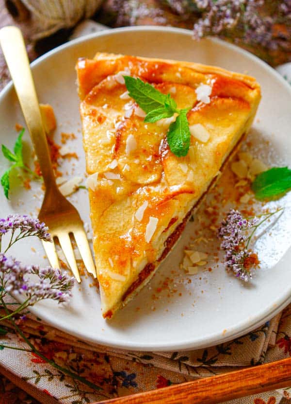 Lekker makkelijk recept voor Appeltaart met mascarpone en speculaas, simpel snel gebak voor bij de koffie of thee. Lekker krokant bladerdeeg of kruimeldeeg met een laagje speculaas en een heerlijke mascarpone vulling.