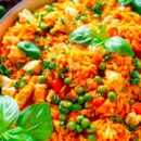 Lekker makkelijk recept voor Kip met rijst en curry, simpel snel doordeweekse maaltijd voor op weekmenu. Een heerlijk eenpansgerecht klaar in amper 30min met veel groentjes, rijst en kerriepoeder. Extra lekker met ananas.