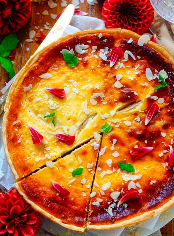 Lekker makkelijk recept voor Peren taart met speculaas, simpel en snel gebak voor bij de koffie of thee. Lekker krokant bladerdeeg als korst, een laagje speculaas koekjes met daarop een crème op basis van yoghurt en lekker veel stukjes peer