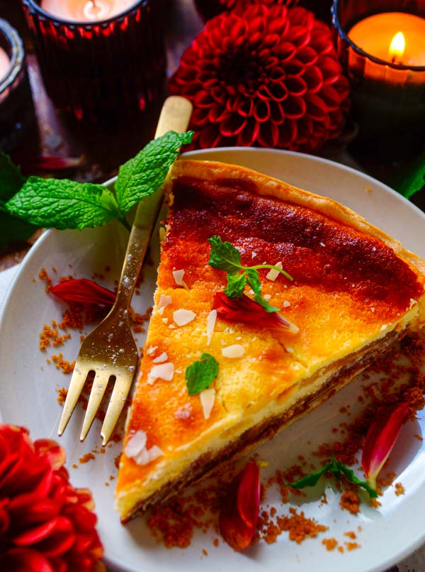 Lekker makkelijk recept voor Peren taart met speculaas, simpel en snel gebak voor bij de koffie of thee. Lekker krokant bladerdeeg als korst, een laagje speculaas koekjes met daarop een crème op basis van yoghurt en lekker veel stukjes peer