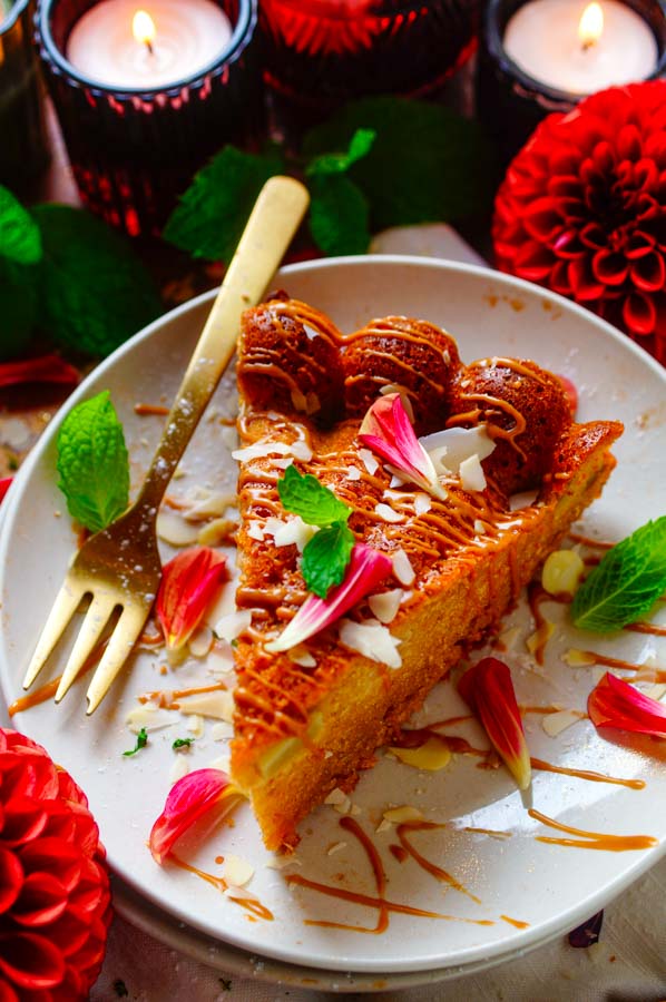 Lekker makkelijk recept voor Speculaas cake met peer, simpel snel gebak voor bij de koffie of thee. Een frisse lichte cake op basis van yoghurt met echte stukjes speculaas, speculaaspasta en peer.