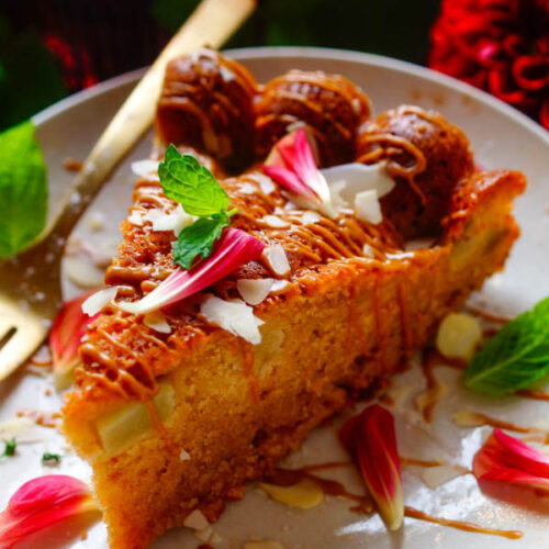 Lekker makkelijk recept voor Speculaas cake met peer, simpel snel gebak voor bij de koffie of thee. Een frisse lichte cake op basis van yoghurt met echte stukjes speculaas, speculaaspasta en peer.