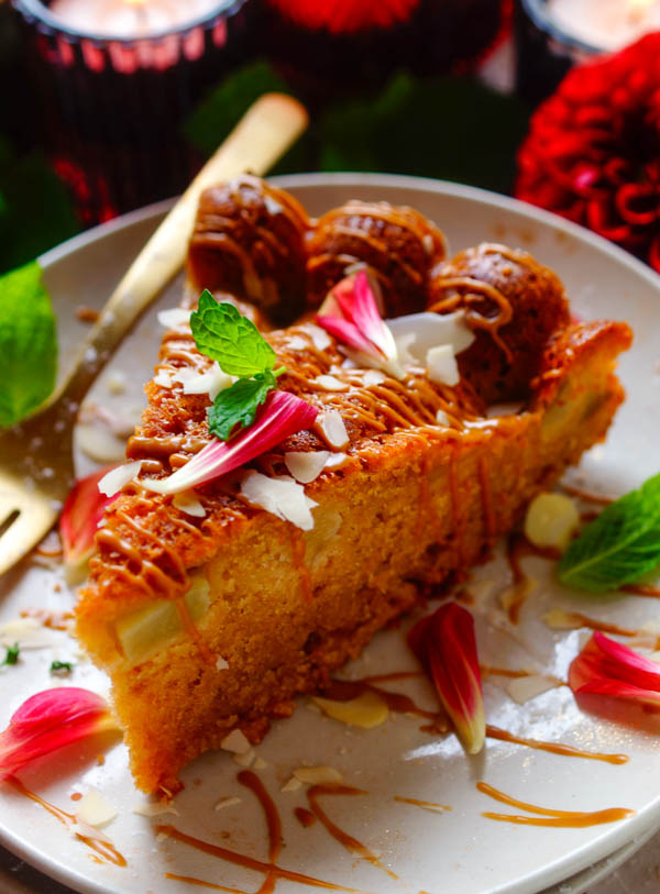 Lekker makkelijk recept voor Speculaas cake met peer, simpel snel gebak voor bij de koffie of thee. Een frisse lichte cake op basis van yoghurt met echte stukjes speculaas, speculaaspasta en peer.