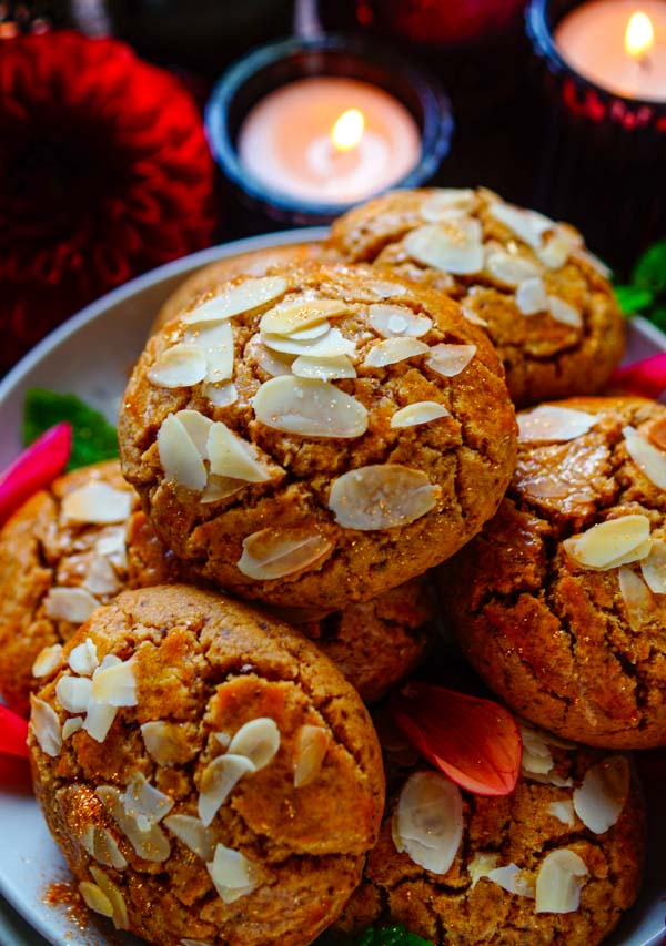 Lekker makkelijk recept voor Speculaas koekjes, simpel en snelle koekjes voor bij de koffie of thee. Heerlijke koekjes ideaal voor Sinterklaas of als cadeau te geven tijdens de feestdagen. Lekkere zachte speculaas koekjes.