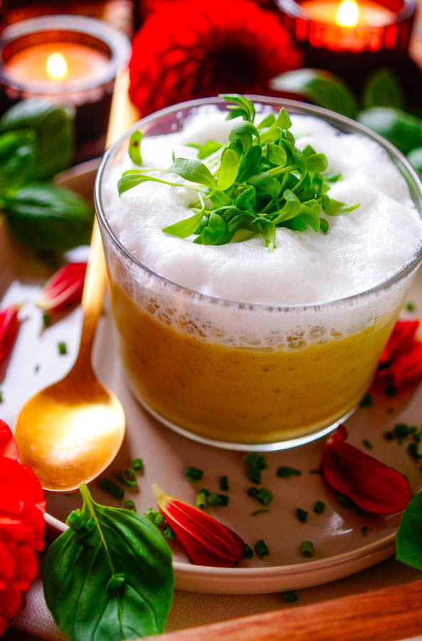 Lekker makkelijk recept voor Broccoli soep met kruidenkaas, simpel en snelle soep. Deze is lekker feestelijk voor op je kerstmenu. Eenvoudig op voorhand te maken. Werk de soep af met gerookte zalm voor een extra feestelijke toets tijdens je kerstdiner tijdens de feestdagen. Kan ook als hapje in de vorm van een cappuccino.