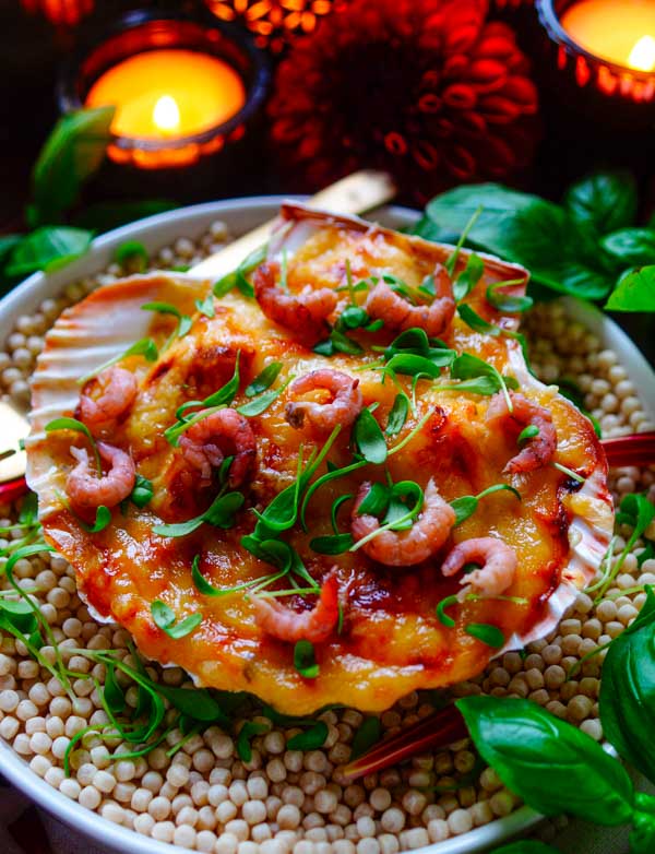 Lekker makkelijk recept voor Gegratineerd vispannetje, simpel snel voorgerecht voor je kerstmenu. We serveren het vispannetje in Sint-Jakobsschelpen wat het feestelijk maakt. Eenvoudig, klaar in 20min en op voorhand te maken, perfect voor de feestdagen en kerstdiner. Heerlijke dagelijkse kost met zalm en kabeljauw.