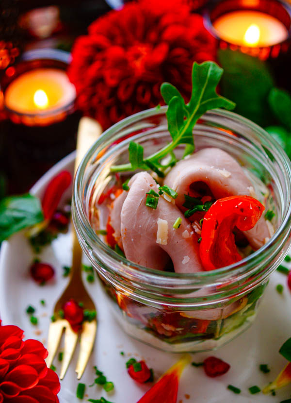 Lekker makkelijk recept voor Vitello Tonnato in een glaasje, simpel snel amuse hapje in een glaasje perfect voor je kerstmenu. Eenvoudig, klaar in amper 15min en eenvoudig op voorhand te maken. Feestelijk dus ideaal voor je kerstdiner te starten.