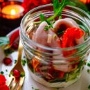 Lekker makkelijk recept voor Vitello Tonnato in een glaasje, simpel snel amuse hapje in een glaasje perfect voor je kerstmenu. Eenvoudig, klaar in amper 15min en eenvoudig op voorhand te maken. Feestelijk dus ideaal voor je kerstdiner te starten.