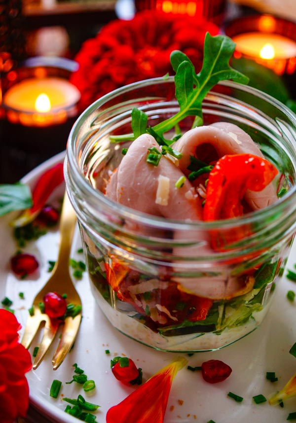 Lekker makkelijk recept voor Vitello Tonnato in een glaasje, simpel snel amuse hapje in een glaasje perfect voor je kerstmenu. Eenvoudig, klaar in amper 15min en eenvoudig op voorhand te maken. Feestelijk dus ideaal voor je kerstdiner te starten.