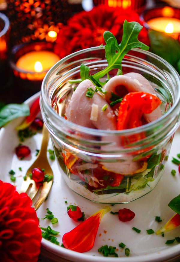 Lekker makkelijk recept voor Vitello Tonnato in een glaasje, simpel snel amuse hapje in een glaasje perfect voor je kerstmenu. Eenvoudig, klaar in amper 15min en eenvoudig op voorhand te maken. Feestelijk dus ideaal voor je kerstdiner te starten.