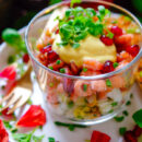 Lekker makkelijk hapje met witloof en garnalen, simpel snel hapje in een glaasje voor je kerstmenu. Eenvoudig hapje, weinig werk, klaar in amper 20min en op voorhand te maken. Fijngesneden witloof met appel, grijze garnalen en een lichte curry mayonaise. Perfect voor je kerstdiner tijdens de feestdagen.