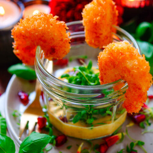 Lekker makkelijk recept voor Krokante scampi's met curry mayonaise, simpel snel amuse hapje in een glaasje voor tijdens de feestdagen. Klaar in amper 20min dus perfect voor je kerstmenu en om je kerstdiner te starten. Heerlijke krokante gefrituurde scampi's met een fris lichte curry dip.