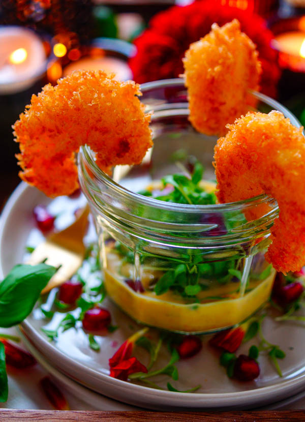 Lekker makkelijk recept voor Krokante scampi's met curry mayonaise, simpel snel amuse hapje in een glaasje voor tijdens de feestdagen. Klaar in amper 20min dus perfect voor je kerstmenu en om je kerstdiner te starten. Heerlijke krokante gefrituurde scampi's met een fris lichte curry dip.