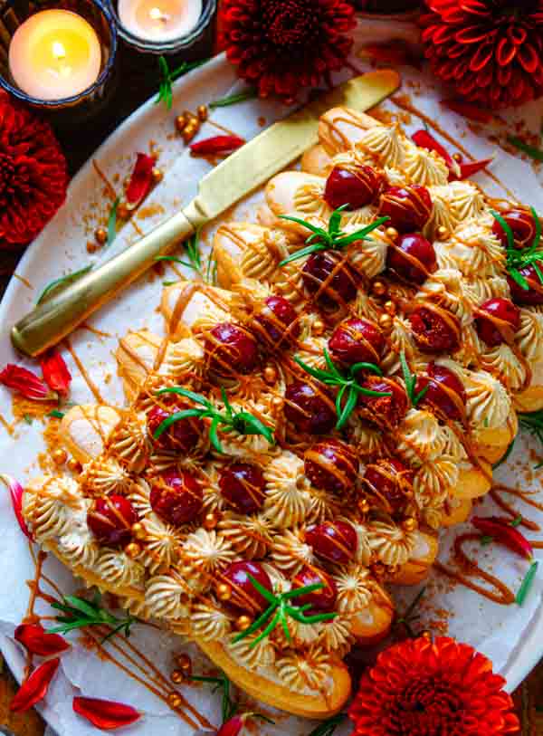 Lekker makkelijk recept voor Koekjestaart met speculaas en kriekjes, simpel snelle taart waar je geen oven voor nodig hebt en klaar in amper 20min. Perfect voor op je kerstmenu en kerstdiner. Super feestelijk, snel klaar dus ideaal voor de feestdagen. Met lange vinger koekjes, een speculaascrème en kriekjes.