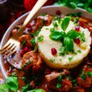 Lekker makkelijk recept voor Wild stoofpotje, simpel en snel receptje voor je kerstmenu. Eentje boordevol smaak en eenvoudig de dag voordien al te maken. Perfect voor je kerstdiner. Heerlijke dagelijkse kost en gemaakt zonder alcohol. Geserveerd met een puree van knolselder en pastinaak.