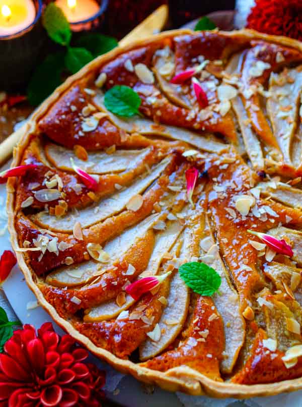 Lekker makkelijk recept voor peren taart met mascarpone en speculaas, simpel snel gebak voor bij de koffie of thee. Lekker krokant bladerdeeg of kruimeldeeg met een laagje speculaas en een heerlijke mascarpone vulling.