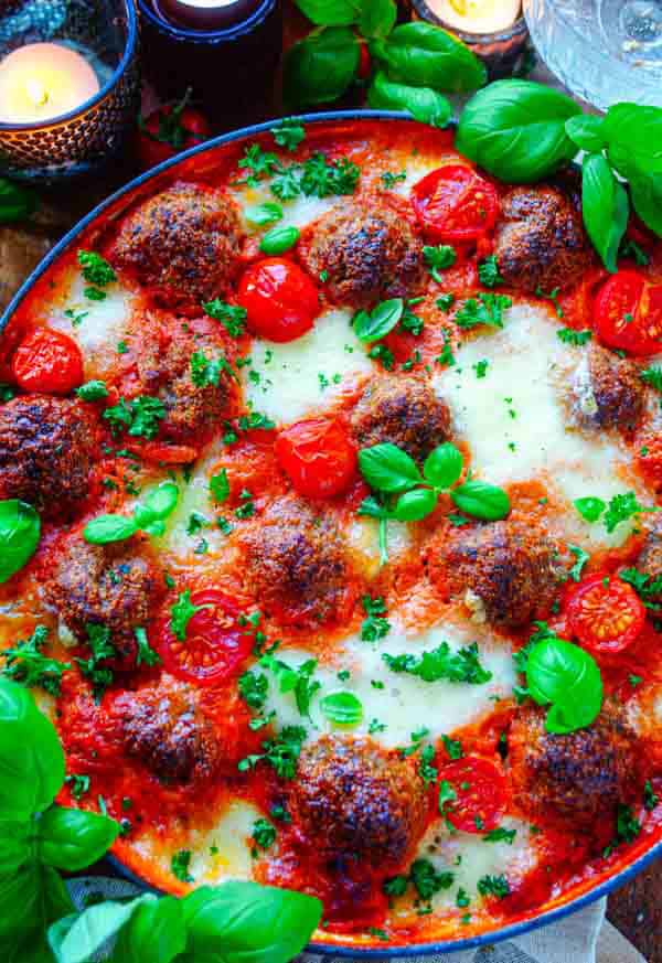 Lekker makkelijk recept voor Pasta ovenschotel met gehaktballetjes en tomatensaus, simpel snelle doordeweekse maaltijd voor op weekmenu. Orzo pasta gecombineerd met smaakvolle balletjes, een simpele tomaat mascarpone saus en mozzarella. Heerlijke dagelijkse kost.