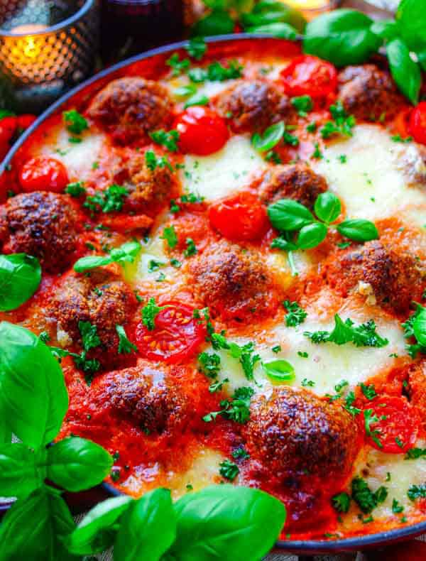 Lekker makkelijk recept voor Pasta ovenschotel met gehaktballetjes en tomatensaus, simpel snelle doordeweekse maaltijd voor op weekmenu. Orzo pasta gecombineerd met smaakvolle balletjes, een simpele tomaat mascarpone saus en mozzarella. Heerlijke dagelijkse kost.