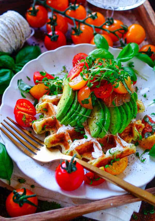 Lekker makkelijk recept voor aardappel wafels met zalm, simpel snel doordeweekse maaltijd voor op weekmenu. Perfect om aardappel puree van de vorige dag in te verwerken. En ook heerlijk als gezonde lunch. Heerlijk hartige wafels met avocado, gerookte zalm en een frisse tomatensalade