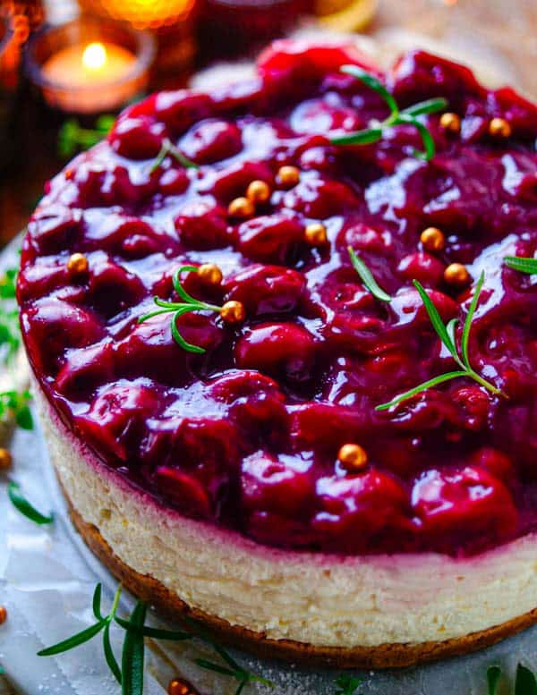 Lekker makkelijk recept voor speculaas cheesecake met kriekjes, simpel snelle kaastaart zonder te bakken. Met een bodem van speculaas koekjes, daarop een luchtige mousse van mascarpone en roomkaas. Afwerken doen we met kriekjes/ kersen