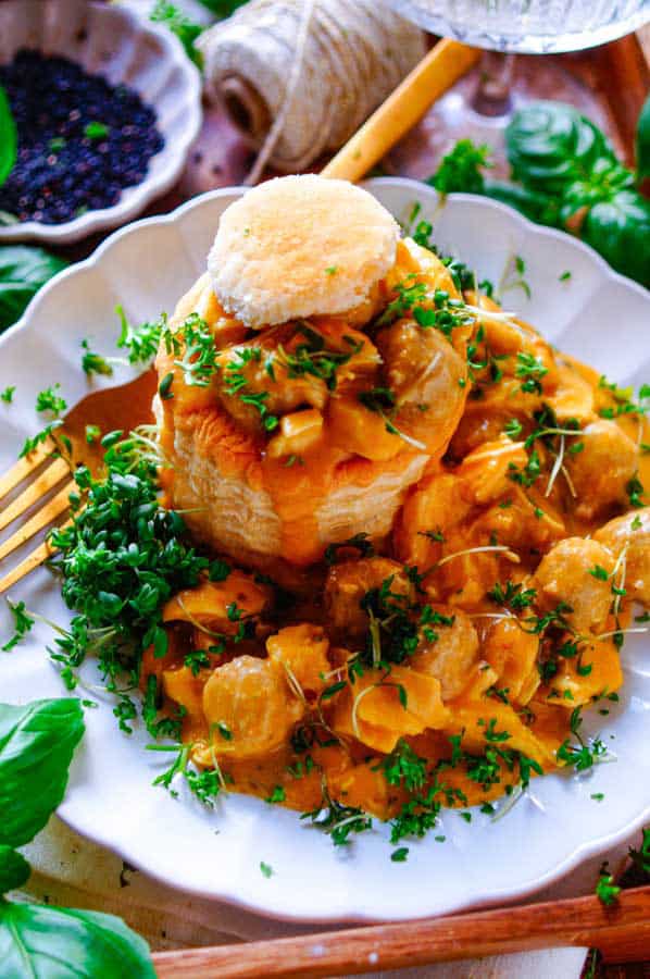 Lekker makkelijk recept voor Snelle kip curry vol-au-vent, simpel snelle doordeweekse maaltijd voor op weekmenu klaar in 30min. Eenvoudig op voorhand te maken. Een Koninginnenhapje met kip, gehaktballetjes, champignons en een currysaus. Heerlijke dagelijkse kost