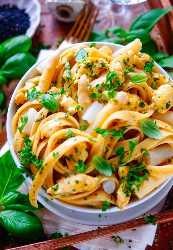 Lekker makkelijk recept voor Pasta met asperges, kip en curry, simpel snel doordeweekse maaltijd voor op weekmenu. Heerlijk smaakvolle tagliatelle met stukjes gebakken kip, witte asperges en een lichte kerriesaus. Eenvoudige dagelijkse kost
