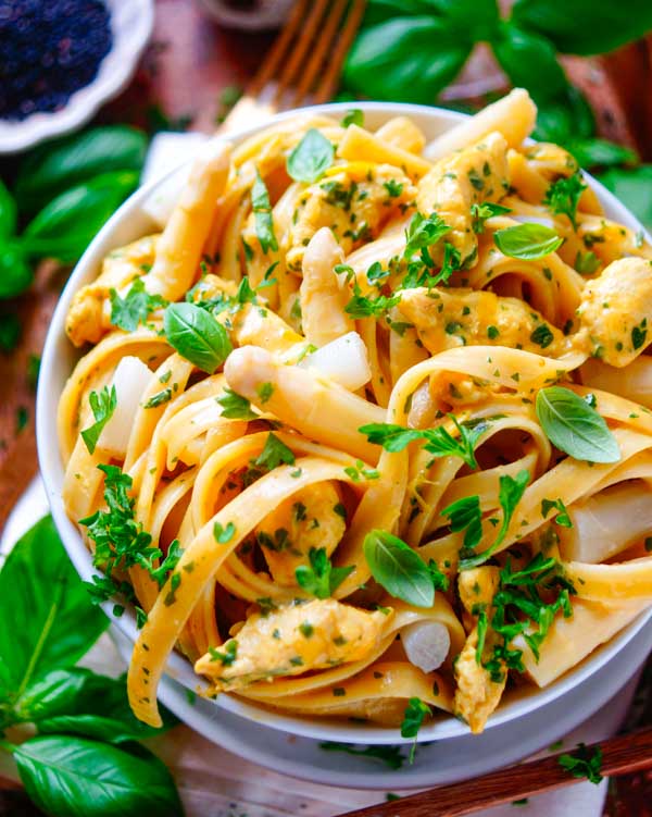 Lekker makkelijk recept voor Pasta met asperges, kip en curry, simpel snel doordeweekse maaltijd voor op weekmenu. Heerlijk smaakvolle tagliatelle met stukjes gebakken kip, witte asperges en een lichte kerriesaus. Eenvoudige dagelijkse kost