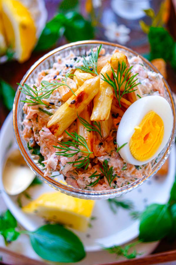 Lekker makkelijk recept voor Zalm cocktail met asperges, simpel snel hapje of voorgerecht klaar in amper 30min. Fris, licht, gezond gerecht. Verse zalmfilet gebakken in de oven gemengd met een fris yoghurt sausje afgewerkt met gebakken asperges. Eenvoudige dagelijkse kost