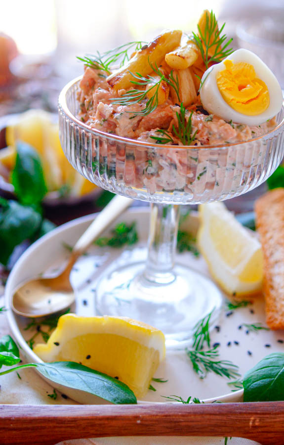 Lekker makkelijk recept voor Zalm cocktail met asperges, simpel snel hapje of voorgerecht klaar in amper 30min. Fris, licht, gezond gerecht. Verse zalmfilet gebakken in de oven gemengd met een fris yoghurt sausje afgewerkt met gebakken asperges. Eenvoudige dagelijkse kost
