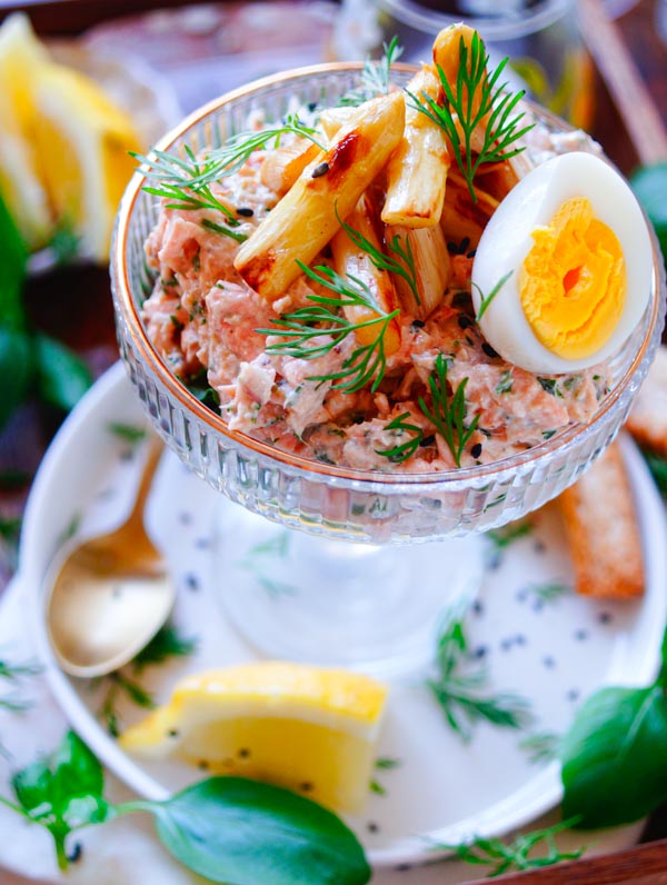 Lekker makkelijk recept voor Zalm cocktail met asperges, simpel snel hapje of voorgerecht klaar in amper 30min. Fris, licht, gezond gerecht. Verse zalmfilet gebakken in de oven gemengd met een fris yoghurt sausje afgewerkt met gebakken asperges. Eenvoudige dagelijkse kost
