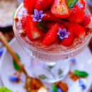 Lekker makkelijk recept voor Mousse van rood fruit met speculaas, simpel snel dessert in een glaasje. Fris, licht en zomers ... heerlijk zomers smullen. De mousse is op basis van frambozen en aardbeien.