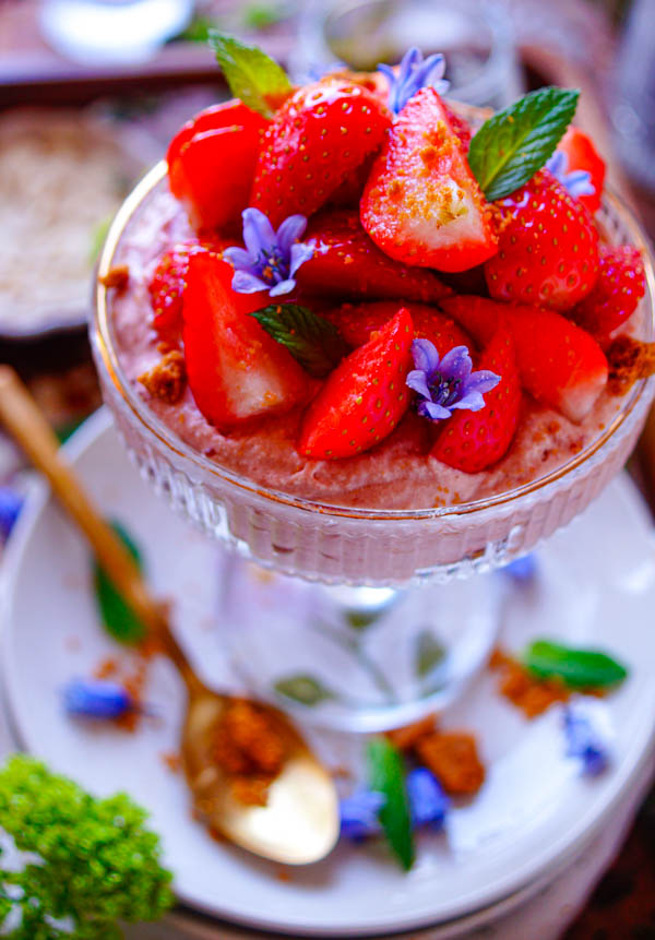Lekker makkelijk recept voor Mousse van rood fruit met speculaas, simpel snel dessert in een glaasje. Fris, licht en zomers ... heerlijk zomers smullen. De mousse is op basis van frambozen en aardbeien.