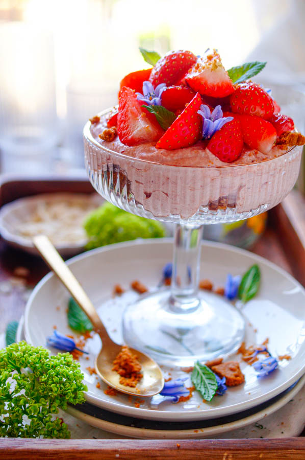 Lekker makkelijk recept voor Mousse van rood fruit met speculaas, simpel snel dessert in een glaasje. Fris, licht en zomers ... heerlijk zomers smullen. De mousse is op basis van frambozen en aardbeien.