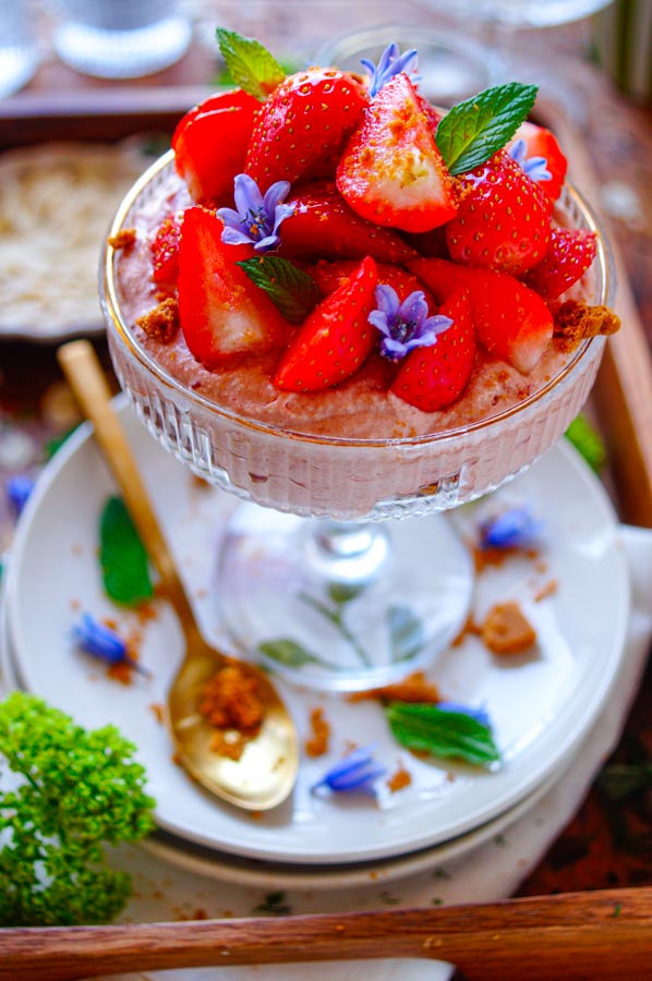 Lekker makkelijk recept voor Mousse van rood fruit met speculaas, simpel snel dessert in een glaasje. Fris, licht en zomers ... heerlijk zomers smullen. De mousse is op basis van frambozen en aardbeien.