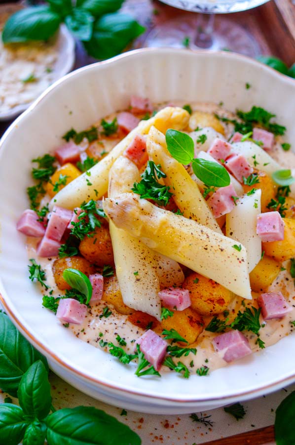 Lekker makkelijk recept voor Asperges met ham en kruidenkaas, simpel snel doordeweekse maaltijd voor op weekmenu. Eenvoudige receptje met gebakken aardappelen, witte asperges, blokjes ham en een kruidenkaas saus. Lekker lichte dagelijkse kost