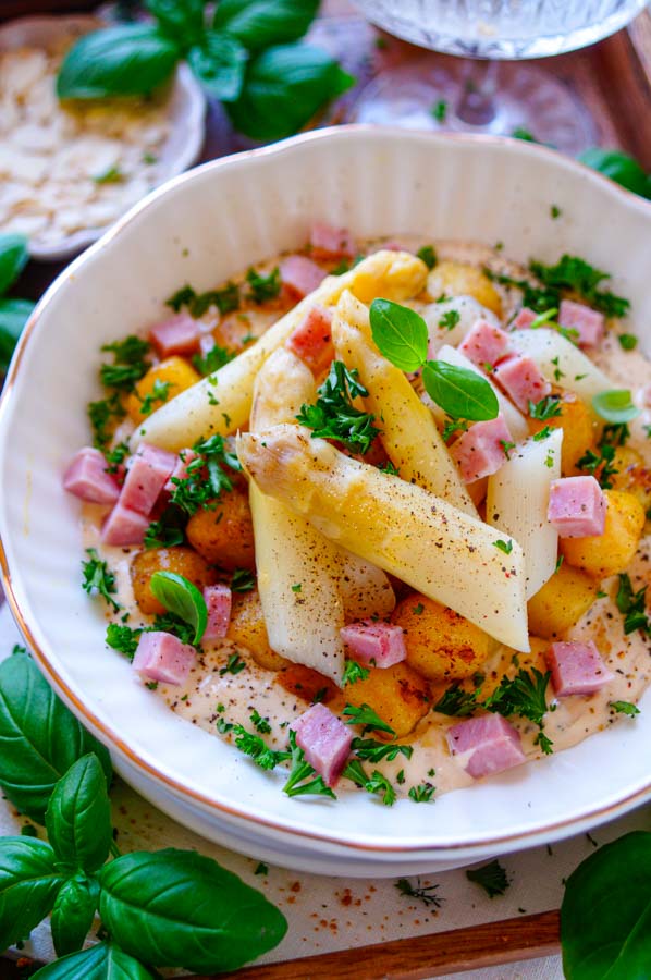 Lekker makkelijk recept voor Asperges met ham en kruidenkaas, simpel snel doordeweekse maaltijd voor op weekmenu. Eenvoudige receptje met gebakken aardappelen, witte asperges, blokjes ham en een kruidenkaas saus. Lekker lichte dagelijkse kost