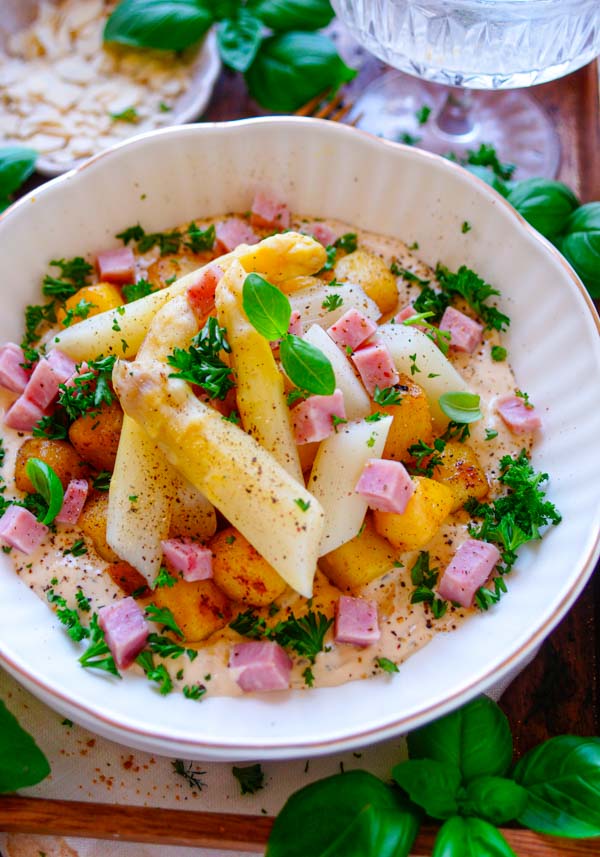 Lekker makkelijk recept voor Asperges met ham en kruidenkaas, simpel snel doordeweekse maaltijd voor op weekmenu. Eenvoudige receptje met gebakken aardappelen, witte asperges, blokjes ham en een kruidenkaas saus. Lekker lichte dagelijkse kost
