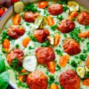 Lekker makkelijk recept voor Gehaktballetjes met courgette saus, simpel snelle doordeweekse maaltijd voor op weekmenu. Heerlijke kip gehaktballetjes met een romige saus op basis van courgette, mascarpone en pesto. Eenvoudige voedzame dagelijkse kost