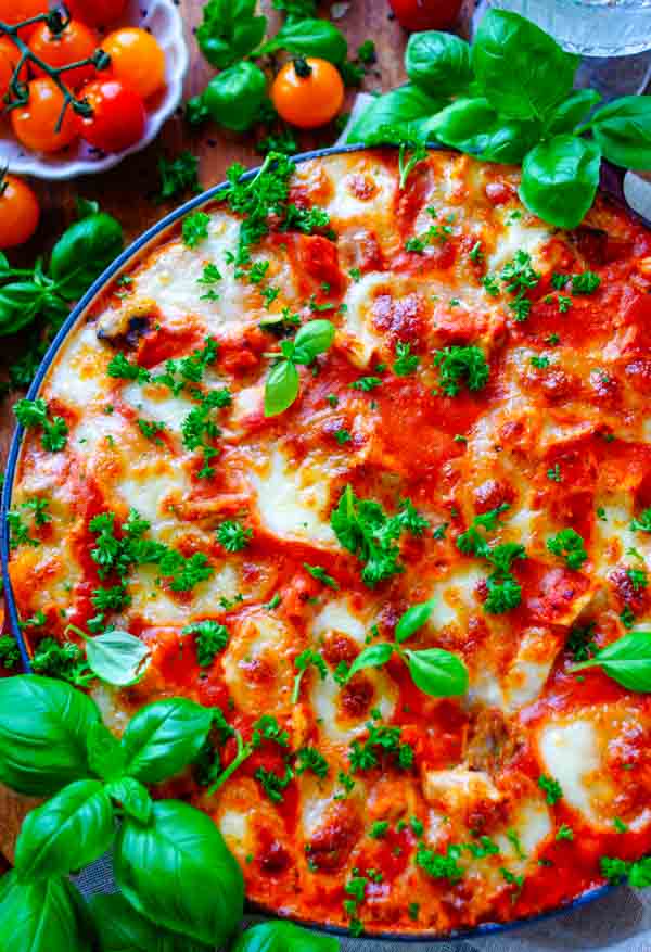 Lekker makkelijk recept voor Lasagne met kip en mascarpone, simpel snelle doordeweekse maaltijd voor op weekmenu. Eenvoudige ovenschotel met tomaten mascarpone saus, stukjes gebraden kip, veel groentjes, pasta en kaas. Heerlijke dagelijkse kost
