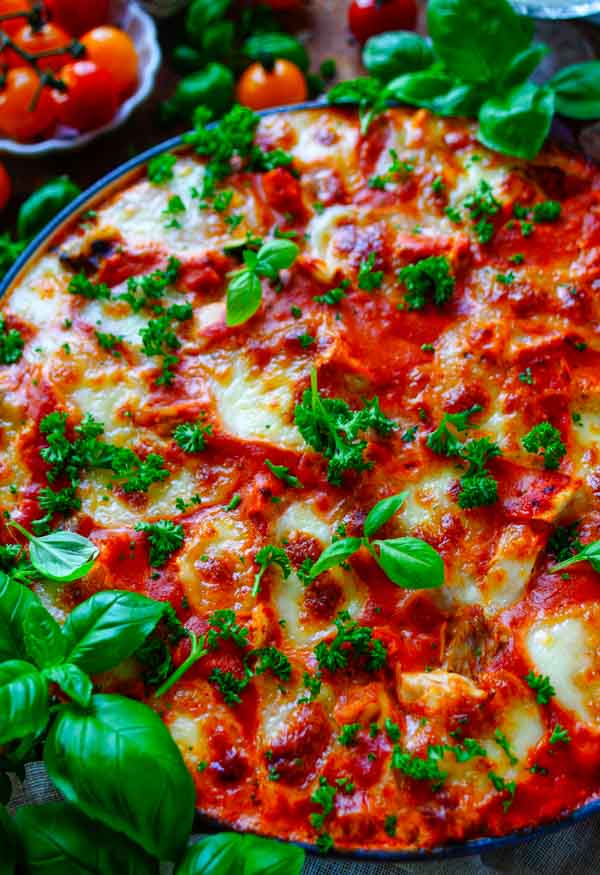 Lekker makkelijk recept voor Lasagne met kip en mascarpone, simpel snelle doordeweekse maaltijd voor op weekmenu. Eenvoudige ovenschotel met tomaten mascarpone saus, stukjes gebraden kip, veel groentjes, pasta en kaas. Heerlijke dagelijkse kost