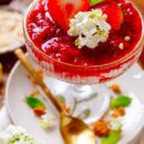 Lekker makkelijk recept voor Mascarpone mousse met rabarber en speculaas, simpel snel dessert in een glaasje. Een toetje met een laagje verkruimelde speculaas met daarop een luchtige mascarpone mousse extra lekker gemaakt met stukjes witte chocolade. Afwerken doen we met en compote van rabarber en wat aardbeien