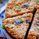 Lekker makkelijk recept voor Mascarpone taart met kersen, simpel gebak voor bij de koffie of thee. Met een cake bodem, een frisse mascarpone vulling met zomerse kersen en een krokante crumble.