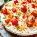 Lekker makkelijk recept voor Mascarpone taart met rabarber en speculaas, simpel en snel dessert voor bij de koffie. Eenvoudig om te maken en geen oven voor nodig. Een krokante speculaas korst, frisse aardbei - rabarber compote en een romig mascarpone crème.