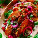 Lekker makkelijk recept voor Parmezaan aardappeltjes met aioli, simpel snelle aardappelsalade voor bij de BBQ - Barbecue. Of serveer deze als doordeweekse maaltijd voor op je weekmenu. Krokante krieltjes met een korstje van Parmezaanse kaas geserveerd met een frisse aioli. Fris en zomers!